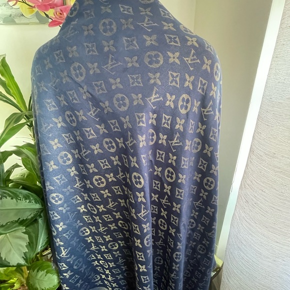 Louis Vuitton Silk Monogram Wrap/Shawl Scarf. - Picture 6 of 16